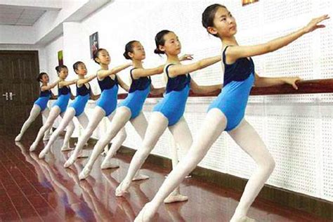幼儿舞蹈20个基本动作 常常有身体朝一个方向而面脸