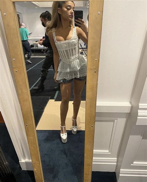 Pin by clari on ᴀʀɪᴀɴᴀ ɢʀᴀɴᴅᴇ | Ariana instagram, Ariana grande outfits ...