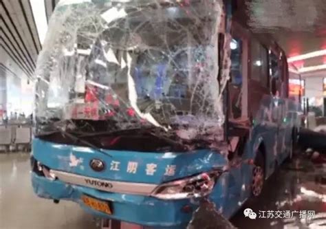 【视频】昨天下午，无锡客运站一辆大巴车冲进候车室，5人受伤...|客运站|大巴车|无锡_新浪新闻