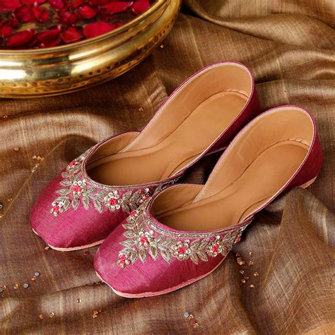 Silk Juttis by Saagah | Reshami Kadam Jutti Collection – SAAGAH