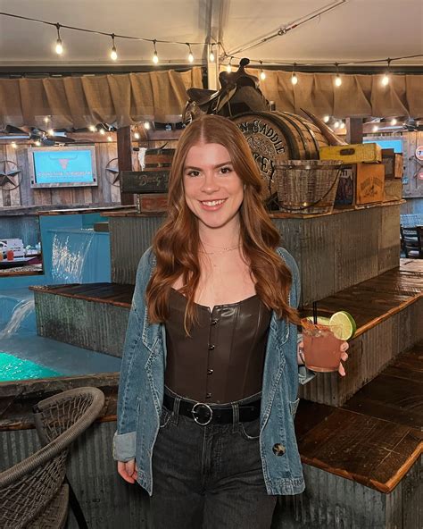 Hallie Parrott 🍸 (@hallie.parrott) • Instagram photos and videos