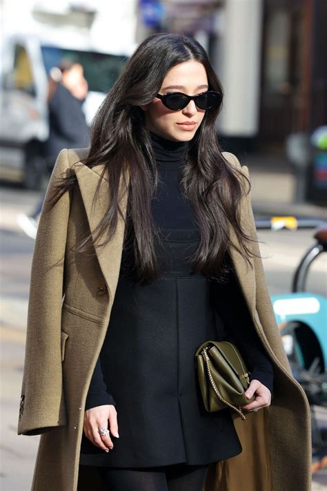 Cómo llevar zapatos Salomé (o T-Bar) según Mickey Madison, la actriz ...