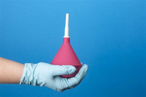 ¿Qué es un enema evacuante y cuándo es recomendable realizarlo?