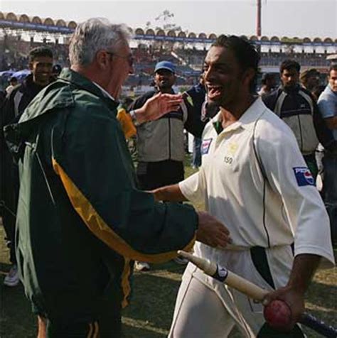 Bob Woolmer congratulates Shoaib Akhtar for a job well done ...