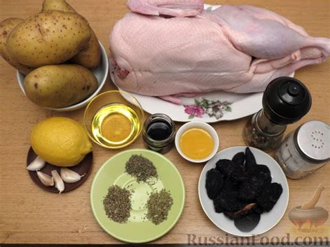 Рецепт: Утка, запечённая с картошкой и черносливом (в рукаве) на ...