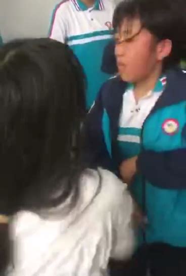 湖南龙山一中学内女生遭同学围殴，警方介入调查_手机新浪网