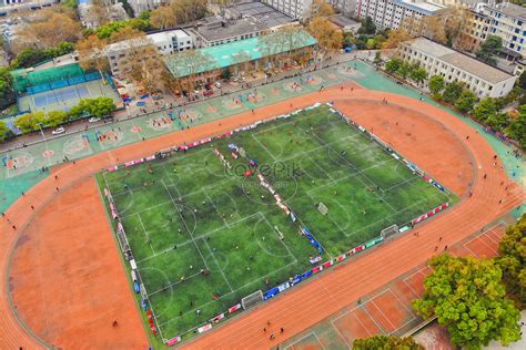 山东建筑大学操场有人飙车撞上女生 致其左腿截肢_山东频道_凤凰网