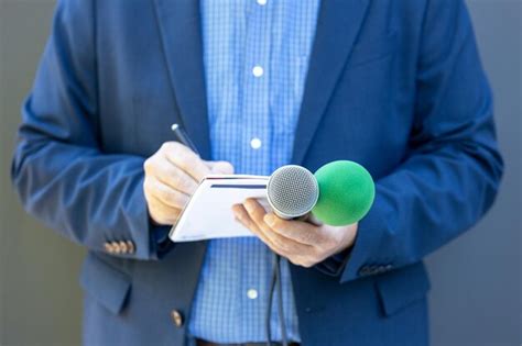 Reporter Taking Notes 的图像结果