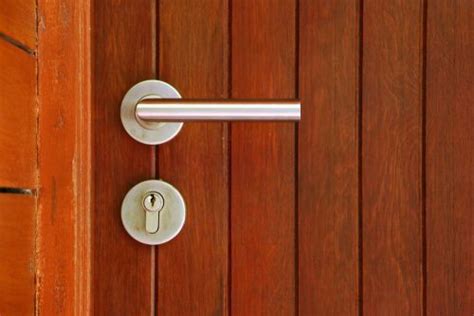 ನಿಮ್ಮ ಮನೆಗೆ ಸ್ವಾಗತಾರ್ಹ ಪ್ರವೇಶಕ್ಕಾಗಿ 20 ಮುಖ್ಯ ಬಾಗಿಲಿನ ಹ್ಯಾಂಡಲ್ ವಿನ್ಯಾಸಗಳು