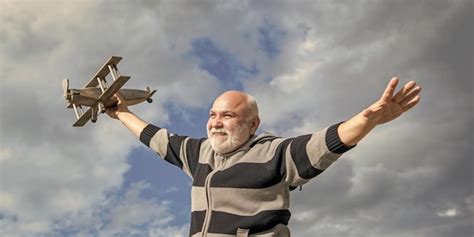 Glücklicher Ruhestand fröhlicher Großvater mit Spielzeug pensionierter ...