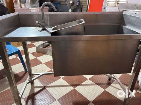 Sink, working table, shawarma machine, tea counter, juice counters et ...