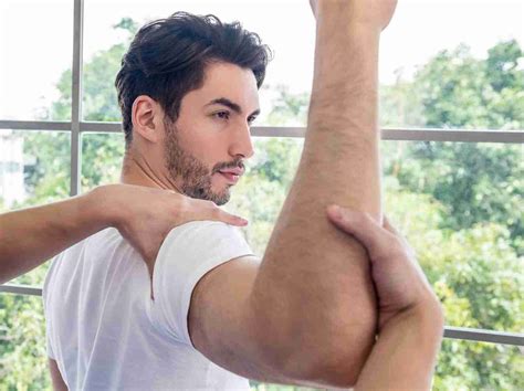 A Guide to Reverse Shoulder Replacement Surgery & Recovery