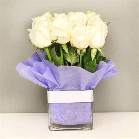 Buy / Send White Roses In Vase Online from OyeGifts