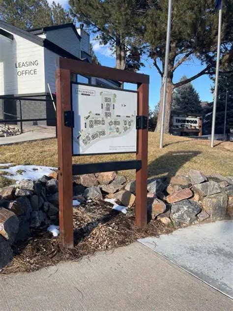 Wayfinding Sign Examples 的图像结果