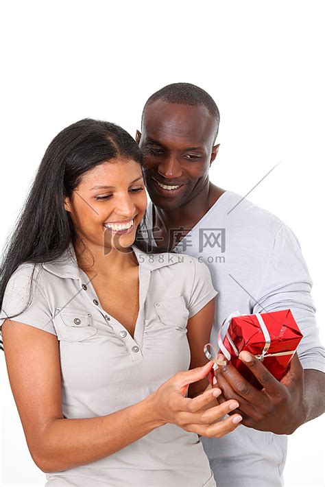 男人在女人生日时送礼物给她高清摄影大图-千库网