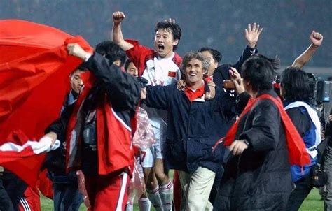 02年中国进世界杯有多疯狂(回顾国足2002年晋级世界杯：占天时地利人和，现役国足为何赶不上)_i体育