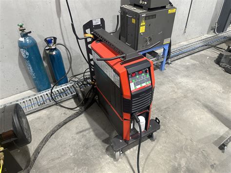 Assembly Line Welding Robot 的图像结果