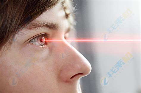 男孩用激光笔连照左眼51次 医生：完全恢复视力已不可能_手机新浪网