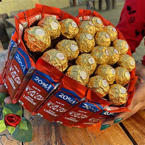 Ferrero Rocher & KitKat Chocolates in Heart – upaharindia