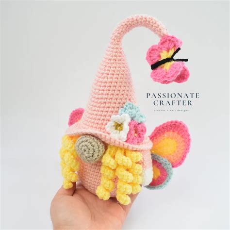 Graduation gnome- crochet pattern free