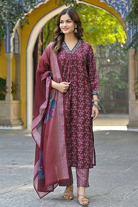 Buy Maroon Rayon Blend Floral Printed Straight Suit Set | Vaamsi