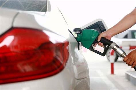 油价两连涨，普通私家车加满一箱92号汽油将多花4元左右_成品