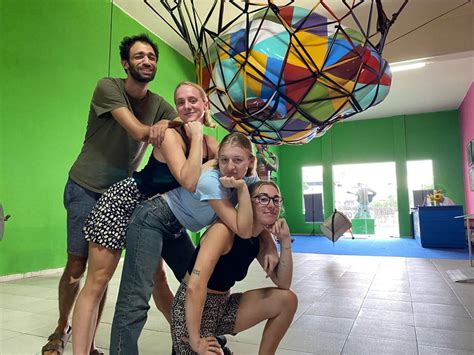 How to Say Friend in Portuguese! 🌟 - Rio & Learn