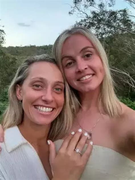 वो महिला क्रिकेटर, जिसने लड़की से ही की सगाई... - Lalluram