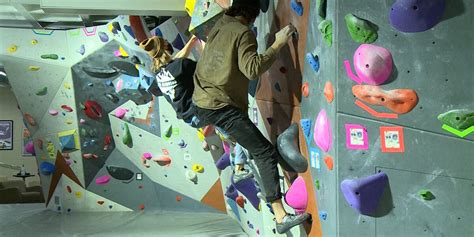 Sport of bouldering climbing its way to the top