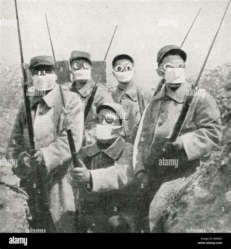 French soldiers wearing gas masks, WW1 Stock Photo - Alamy