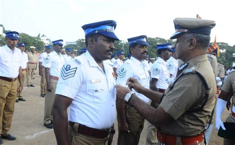 சிறப்பாக செயல்பட்ட காவலர்கள்..! பதக்கம் தந்து கவுரவித்த ஆணையர் ...