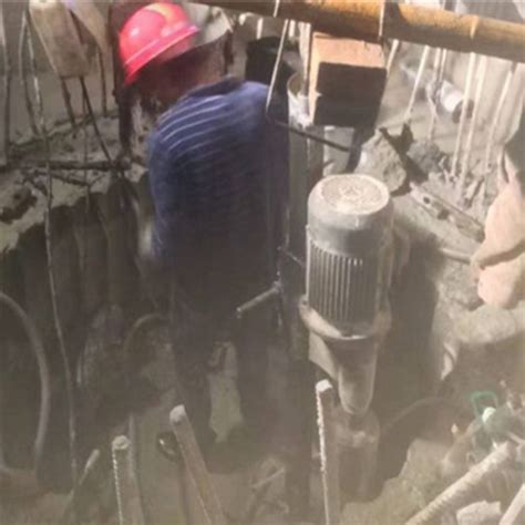 工人在切割工作切割机火光工业视频高清实拍-92素材网