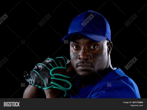 Baseball Pitcher Front View 的图像结果