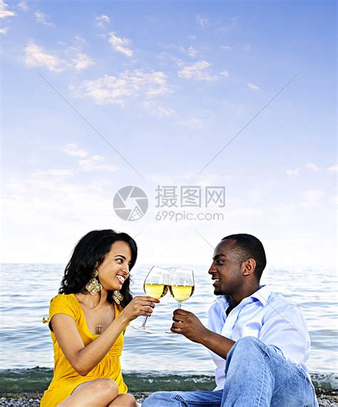 幸福的情侣在海滩上喝酒天空海洋男人少数民族闲暇微笑眼镜饮料海岸酒杯高清图片下载-正版图片320273411-摄图网