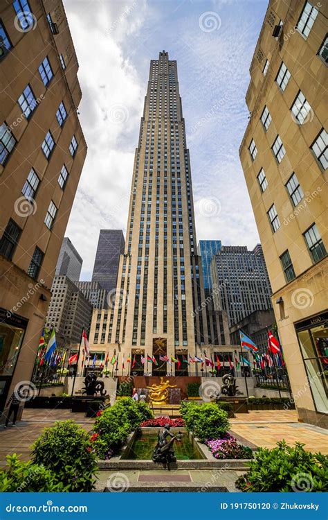 GE Building at Rockefeller Plaza in Midtown Manhattan Editorial Image ...