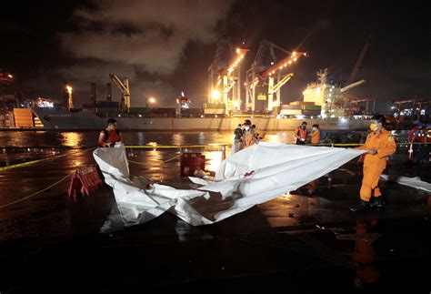 印尼载62人客机坠毁 失事客机已找到部分残骸和遇难者遗体