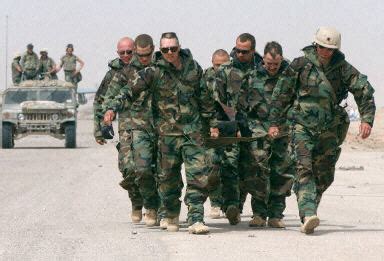 图文：受伤被俘的伊拉克军人与美军(2)_新浪军事_新浪网