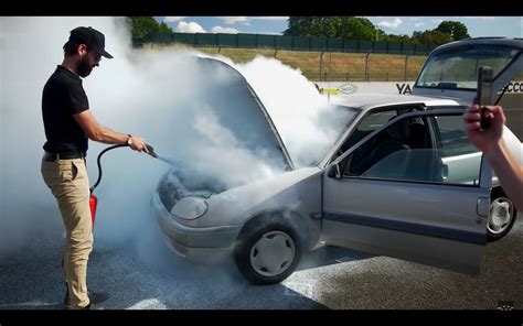 ¿Cuánto duró? Prueban en circuito un viejo Citroën Saxo sin una gota de ...
