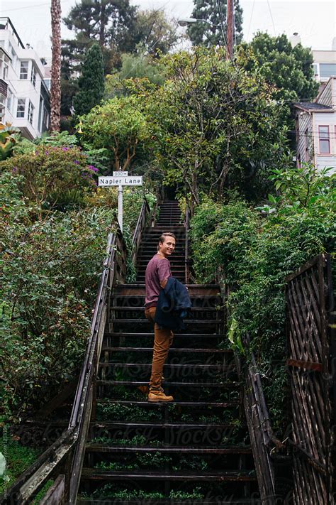People Walking Up Stairs 的图像结果