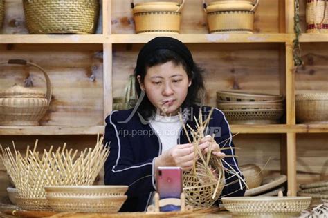 贵州黔西：刺绣作坊助力乡村振兴-人民图片网