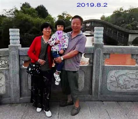 祖父和他的小孙女一起在花高清图片下载-正版图片502518265-摄图网
