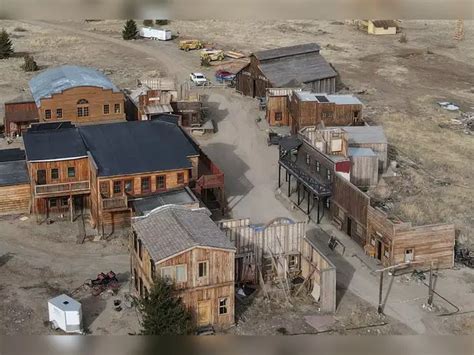 Alec Baldwin: Judge denies drug test for 'Rust' movie armorer facing ...