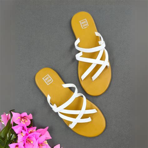 Alexa Yellow White – Postcard