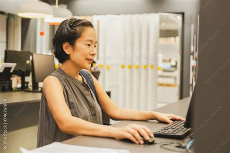 Woman Using Computer 的图像结果