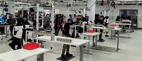 Tesla Factory Robots 的图像结果