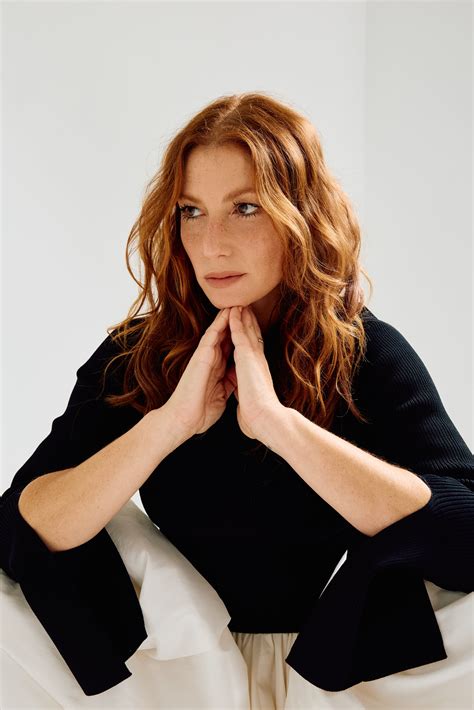 Corpo De Ari Graynor IN CONVERSATION WITH ARI GRAYNOR — Numéro