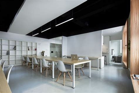 Minimalism Monochrome is the Office Decor Mantra for Intoo Offices in ...