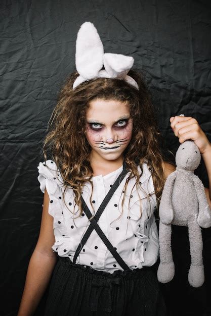 Coelho malvado segurando coelho de brinquedo | Foto Grátis