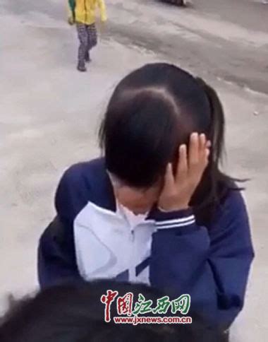 传江西一女生半分钟被扇15耳光 穿中学校服(图)_央广网