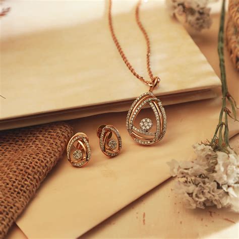 Buy Real Diamond Pendant set Online | Real Diamond Pendant set by Manubhai.